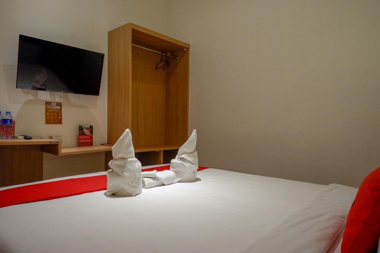 Reddoorz Plus @ Losari Makassar Macáçar Exterior foto