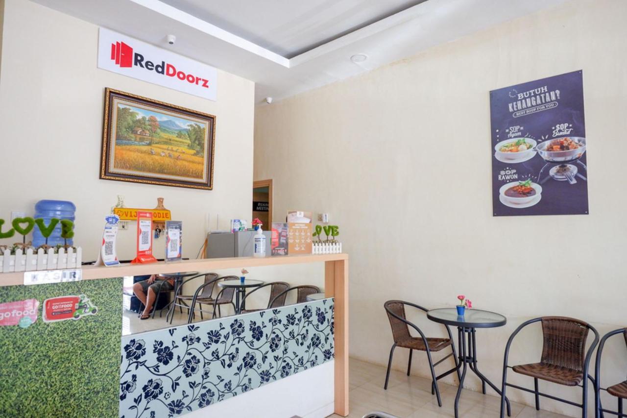 Reddoorz Plus @ Losari Makassar Macáçar Exterior foto