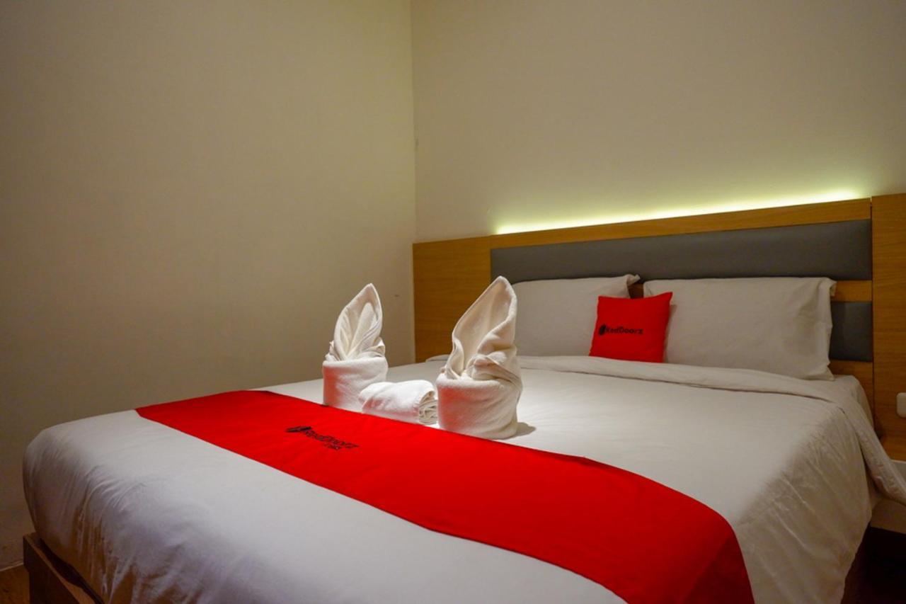 Reddoorz Plus @ Losari Makassar Macáçar Exterior foto