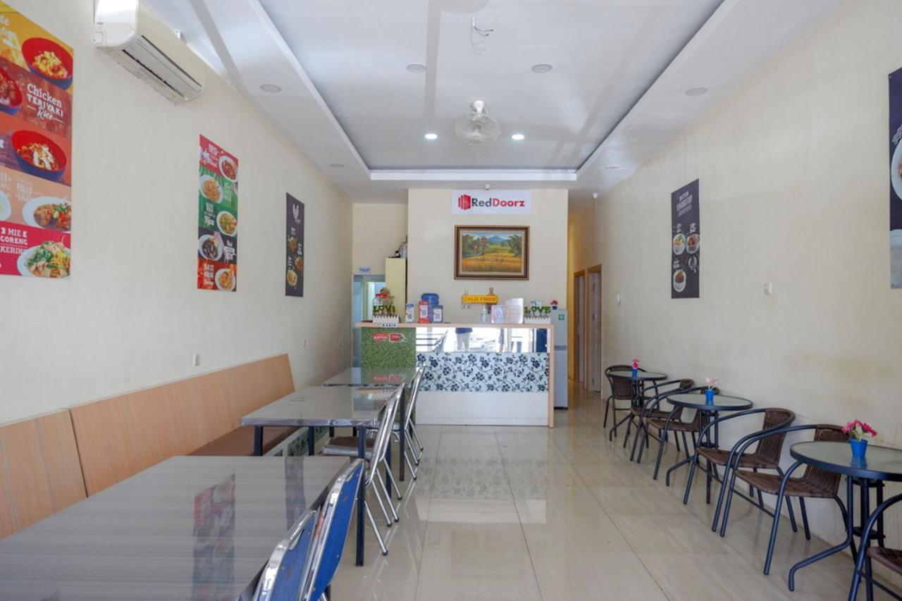 Reddoorz Plus @ Losari Makassar Macáçar Exterior foto