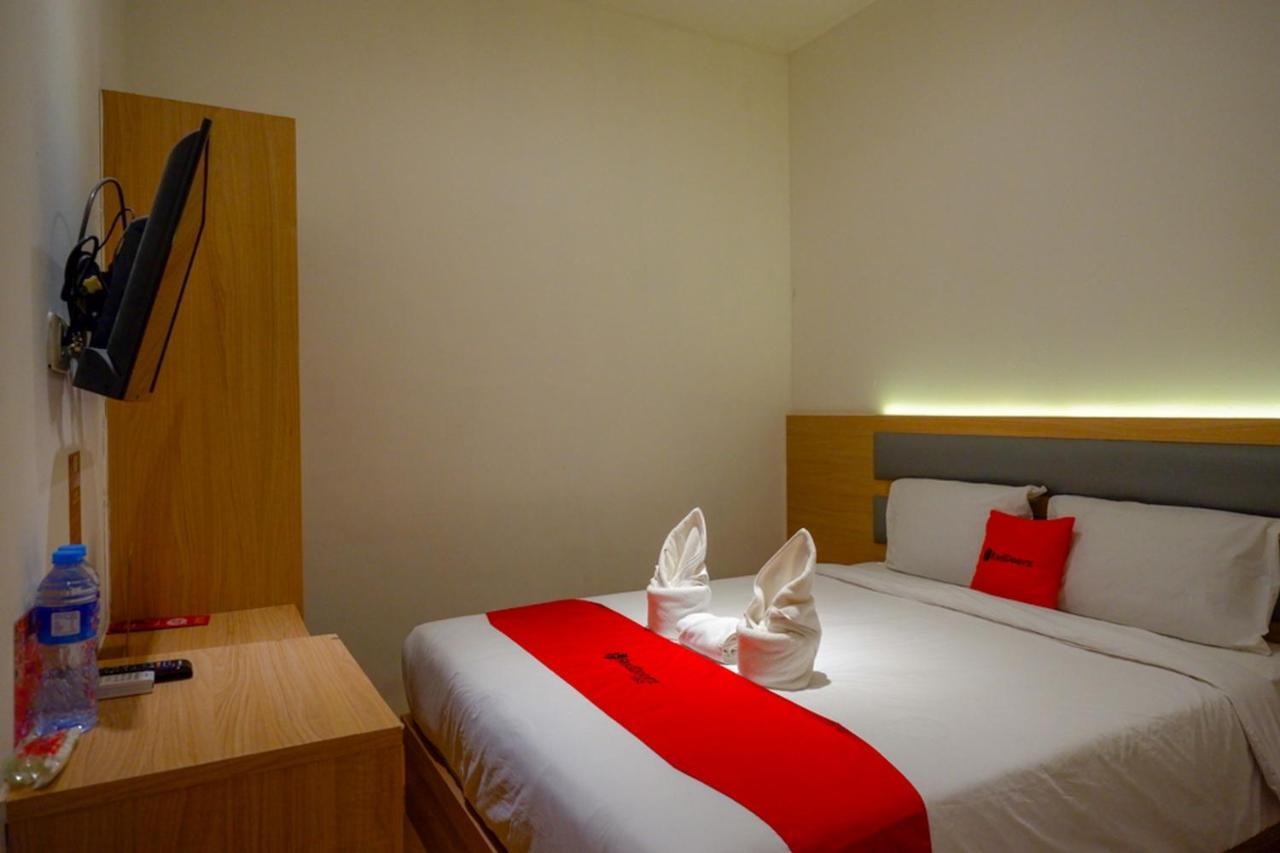 Reddoorz Plus @ Losari Makassar Macáçar Exterior foto